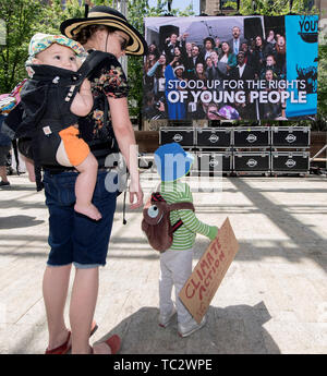 Portland, Oregon, USA. 04 Juin, 2019. Les gens se rassemblent dans l'après-midi sur le parc Directeur d'arguments dans la Juliana v United States changement climatique cas étant entendu par la 9e Cour de Circuit. La combinaison, avait apportés en 2015 par 21 jeunes demandeurs âgés de 11-22, allègue que le gouvernement américain n'a pas su agir pour limiter les effets de la combustion de combustibles fossiles et a privé les demandeurs ont le droit de vivre sur une planète habitable. Le gouvernement fédéral a, par diverses actions en justice, a essayé d'éviter le procès d'avoir lieu. Les arguments d'aujourd'hui permettra de déterminer deux Banque D'Images