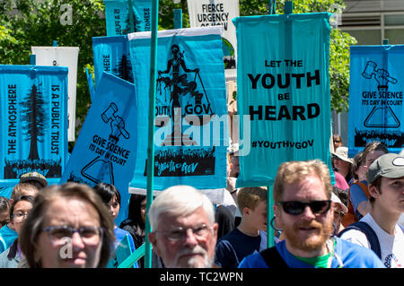 Portland, Oregon, USA. 04 Juin, 2019. Les gens se rassemblent dans l'après-midi sur le parc Directeur d'arguments dans la Juliana v United States changement climatique cas étant entendu par la 9e Cour de Circuit. La combinaison, avait apportés en 2015 par 21 jeunes demandeurs âgés de 11-22, allègue que le gouvernement américain n'a pas su agir pour limiter les effets de la combustion de combustibles fossiles et a privé les demandeurs ont le droit de vivre sur une planète habitable. Le gouvernement fédéral a, par diverses actions en justice, a essayé d'éviter le procès d'avoir lieu. Les arguments d'aujourd'hui permettra de déterminer deux Banque D'Images