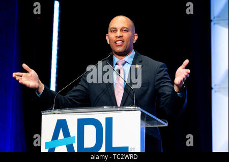 Washington, United States. 04 Juin, 2019. Représentant des États-Unis Hakeem Jeffries (D-NY) prenant la parole à l'Anti-Defamation League (ADL) Sommet du Leadership national à Washington, DC. Credit : SOPA/Alamy Images Limited Live News Banque D'Images