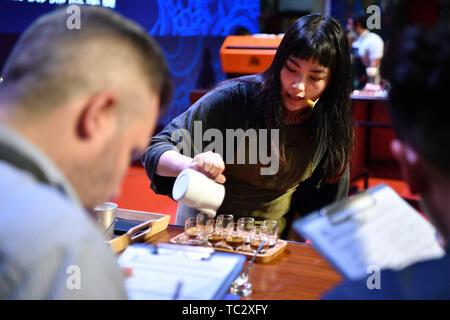 Chengmai, province de Hainan en Chine. 4 juin, 2019. Un participant fait du café au cours de la 8e Coupe de la Chine International Fushan Barista Championship à Chengmai, comté du sud de la Chine La province de Hainan, le 4 juin 2019. Vingt-trois baristas de pays et régions y compris la Chine, l'Allemagne, le Mexique, l'Australie et Singapour ont pris part à la compétition. Credit : Guo Cheng/Xinhua/Alamy Live News Banque D'Images