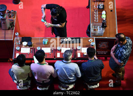 Chengmai, province de Hainan en Chine. 4 juin, 2019. Barista chinois Wei Pan fait du café au cours de la 8e Coupe de la Chine International Fushan Barista Championship à Chengmai, comté du sud de la Chine La province de Hainan, le 4 juin 2019. Vingt-trois baristas de pays et régions y compris la Chine, l'Allemagne, le Mexique, l'Australie et Singapour ont pris part à la compétition. Credit : Guo Cheng/Xinhua/Alamy Live News Banque D'Images