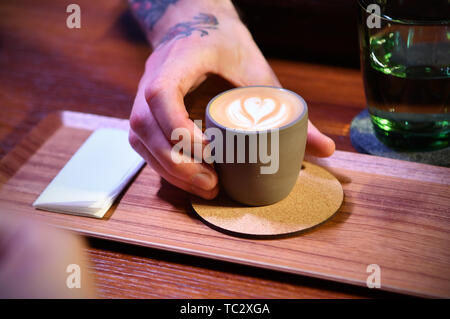 Chengmai, province de Hainan en Chine. 4 juin, 2019. Un participant indique une tasse de café au cours de la 8e Coupe de la Chine International Fushan Barista Championship à Chengmai, comté du sud de la Chine La province de Hainan, le 4 juin 2019. Vingt-trois baristas de pays et régions y compris la Chine, l'Allemagne, le Mexique, l'Australie et Singapour ont pris part à la compétition. Credit : Guo Cheng/Xinhua/Alamy Live News Banque D'Images