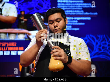 Chengmai, province de Hainan en Chine. 4 juin, 2019. Barista singapourien Rashyd Haniff fait du café au cours de la 8e Coupe de la Chine International Fushan Barista Championship à Chengmai, comté du sud de la Chine La province de Hainan, le 4 juin 2019. Vingt-trois baristas de pays et régions y compris la Chine, l'Allemagne, le Mexique, l'Australie et Singapour ont pris part à la compétition. Credit : Guo Cheng/Xinhua/Alamy Live News Banque D'Images