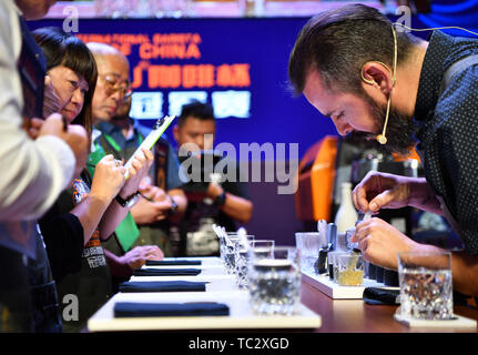 Chengmai, province de Hainan en Chine. 4 juin, 2019. Barista australienne Joao Carlos Henriques fait du café au cours de la 8e Coupe de la Chine International Fushan Barista Championship à Chengmai, comté du sud de la Chine La province de Hainan, le 4 juin 2019. Vingt-trois baristas de pays et régions y compris la Chine, l'Allemagne, le Mexique, l'Australie et Singapour ont pris part à la compétition. Credit : Guo Cheng/Xinhua/Alamy Live News Banque D'Images