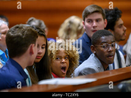 Portland, Oregon, USA. 04 Juin, 2019. Les jeunes demandeur LEVI DRAHEIM, centre, bâillements comme il rassemble avec d'autres demandeurs dans le Juliana v United States climate change action recueillir dans un palais de justice fédéral en vue d'une audience devant un panel de juges avec la neuvième cour d'appel. La poursuite a été intentée contre le gouvernement des États-Unis par 21 jeunes en 2015. Credit : ZUMA Press, Inc./Alamy Live News Banque D'Images