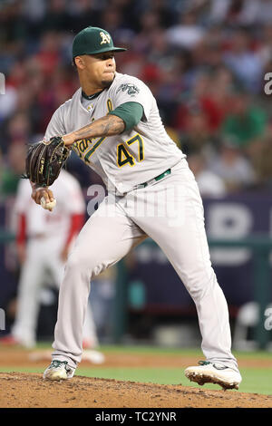 Anaheim, Californie, USA. 04 Juin, 2019. 4 juin 2019 : Oakland Athletics le lanceur partant Frankie Montas (47) rend le départ pour l'un, au cours de la partie entre l'Oakland A's et le Los Angeles Angels of Anaheim au Angel Stadium à Anaheim, CA, (photo de Peter Renner and Co, Cal Sport Media) Credit : Cal Sport Media/Alamy Live News Banque D'Images