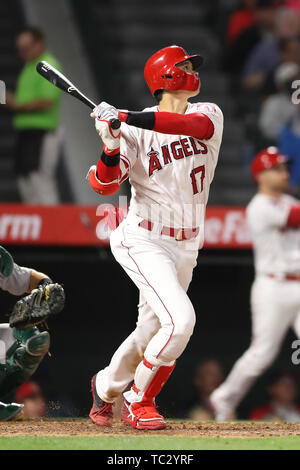 Anaheim, Californie, USA. 04 Juin, 2019. 4 juin 2019 : Los Angeles Angels frappeur Shohei Ohtani (17) montres ses deux exécuter homer pendant le jeu entre l'Oakland A's et le Los Angeles Angels of Anaheim au Angel Stadium à Anaheim, CA, (photo de Peter Renner and Co, Cal Sport Media) Credit : Cal Sport Media/Alamy Live News Banque D'Images