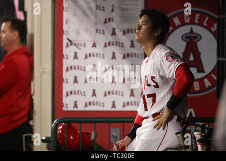 Anaheim, Californie, USA. 04 Juin, 2019. 4 juin 2019 : Los Angeles Angels frappeur Shohei Ohtani (17) repose dans l'étang pendant le jeu entre l'Oakland A's et le Los Angeles Angels of Anaheim au Angel Stadium à Anaheim, CA, (photo de Peter Renner and Co, Cal Sport Media) Credit : Cal Sport Media/Alamy Live News Banque D'Images