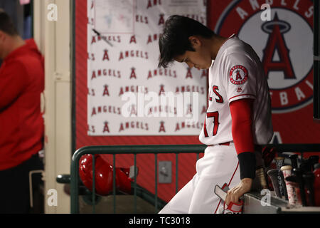 Anaheim, Californie, USA. 04 Juin, 2019. 4 juin 2019 : Los Angeles Angels frappeur Shohei Ohtani (17) repose dans l'étang pendant le jeu entre l'Oakland A's et le Los Angeles Angels of Anaheim au Angel Stadium à Anaheim, CA, (photo de Peter Renner and Co, Cal Sport Media) Credit : Cal Sport Media/Alamy Live News Banque D'Images