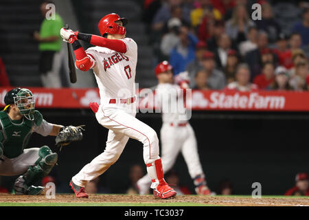 Anaheim, Californie, USA. 04 Juin, 2019. 4 juin 2019 : Los Angeles Angels frappeur Shohei Ohtani (17) montres ses deux exécuter homer pendant le jeu entre l'Oakland A's et le Los Angeles Angels of Anaheim au Angel Stadium à Anaheim, CA, (photo de Peter Renner and Co, Cal Sport Media) Credit : Cal Sport Media/Alamy Live News Banque D'Images