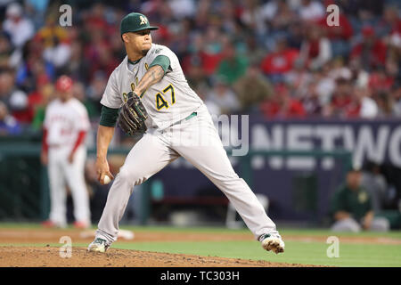 Anaheim, Californie, USA. 04 Juin, 2019. 4 juin 2019 : Oakland Athletics le lanceur partant Frankie Montas (47) rend le départ pour l'un, au cours de la partie entre l'Oakland A's et le Los Angeles Angels of Anaheim au Angel Stadium à Anaheim, CA, (photo de Peter Renner and Co, Cal Sport Media) Credit : Cal Sport Media/Alamy Live News Banque D'Images