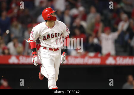 Anaheim, Californie, USA. 04 Juin, 2019. 4 juin 2019 : Los Angeles Angels frappeur Shohei Ohtani (17) montres ses deux exécuter homer pendant le jeu entre l'Oakland A's et le Los Angeles Angels of Anaheim au Angel Stadium à Anaheim, CA, (photo de Peter Renner and Co, Cal Sport Media) Credit : Cal Sport Media/Alamy Live News Banque D'Images