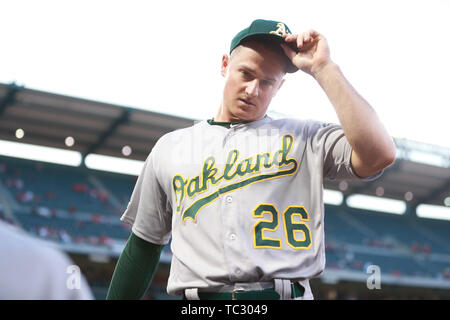 Anaheim, Californie, USA. 04 Juin, 2019. Le 4 juin 2019:Oakland Athletics de troisième but Matt Chapman (26) entre dans l'étang en entre manche pendant le jeu entre l'Oakland A's et le Los Angeles Angels of Anaheim au Angel Stadium à Anaheim, CA, (photo de Peter Renner and Co, Cal Sport Media) Credit : Cal Sport Media/Alamy Live News Banque D'Images