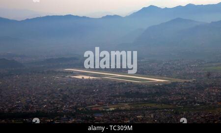 Pokhara. 4 juin, 2019. Photo aérienne prise le 4 juin 2019 présente la nouvelle piste de l'Aéroport International dans la région de Pokhara Pokhara, Népal. La piste de l'Aéroport International de Pokhara est 2 500 mètres de longueur et 45 mètres de largeur, qui peuvent gérer des jets moyenne catégorie tels que les Boeing 757 et Airbus 320, selon l'autorité de l'Aviation civile du Népal (RCAS). Credit : Sunil Sharma/Xinhua/Alamy Live News Banque D'Images