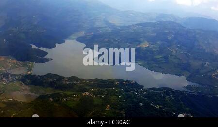 Pokhara, Népal. 4 juin, 2019. Photo aérienne montre le lac Begnas dans Pokhara, environ 200 kilomètres à l'ouest de Katmandou, capitale du Népal, le 4 juin 2019. Credit : Sunil Sharma/Xinhua/Alamy Live News Banque D'Images