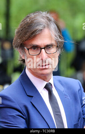 Downing Street, London, UK. 4 juin, 2019. Robert Peston à Downing Street couvrant le président américain Donald Trump visite à Downing Street. Robert Peston est un journaliste, présentateur et fondateur de l'organisme de bienfaisance de l'éducation pour les écoles des haut-parleurs. Il est l'éditeur de politique d'ITV News et hôte de l'émission débat politique hebdomadaire Peston. Credit : Dinendra Haria/Alamy Live News Banque D'Images