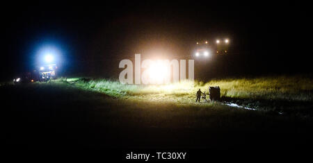 Marsberg, Allemagne. 04 Juin, 2019. Les pompiers sont sur les lieux d'un crash d'un ballon à air chaud. En Marsberg, Rhénanie du Nord-Westphalie, onze personnes de Hesse du Nord ont été blessés dans l'écrasement d'un ballon à air chaud, deux d'entre eux la vie en danger. Selon les premières constatations, le ballon avait une rotation lors de l'atterrissage, le mardi soir à une hauteur d'environ un mètre et s'est écrasé, selon un porte-parole de la police. Par conséquent, le panier a renversé plusieurs fois. Crédit : Daniel Schröder/dpa/Alamy Live News Banque D'Images