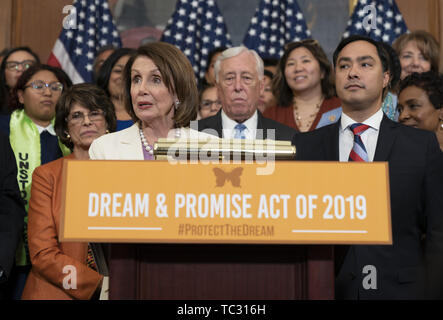 Washington DC, USA. 4 juin, 2019. Le président de la Chambre des représentants des Etats-Unis Nancy Pelosi (démocrate de Californie) participe à un rassemblement avec les Démocrates à la Chambre sur le Rêve Américain et promesse Loi sur la colline du Capitole. Crédit : Chris Kleponis/CNP/ZUMA/Alamy Fil Live News Banque D'Images