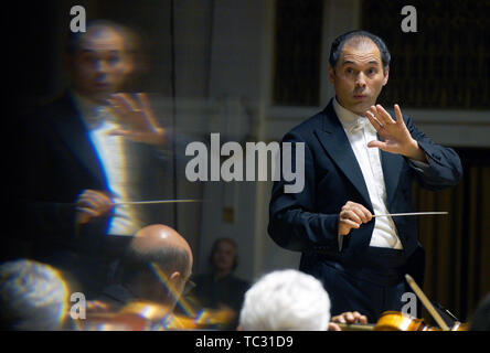 Prague, République tchèque. 04 Juin, 2019. Fédération Française chef principal de l'Orchestre National du Capitole de Toulouse Tugan Sokhiev effectue pendant le concert de clôture du 74e festival international de musique le Printemps de Prague à Prague, République tchèque, le 4 juin 2019. Le programme du festival a offert environ 50 concerts. Le taux moyen de participation était de 90 pour cent, alors qu'environ 30 événements ont été vendus. Photo : CTK Michaela Rihova/Photo/Alamy Live News Banque D'Images