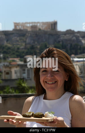 Athènes, Grèce. 2 juin, 2019. Food blogger Marilena Michalitsi, affiche une partie de dolmadakia, un plat grec traditionnel et populaire avec des feuilles de vigne farcies, à Athènes, Grèce, le 2 juin 2019. Credit : Marios Lolos/Xinhua/Alamy Live News Banque D'Images