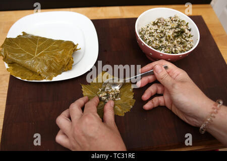 Athènes, Grèce. 2 juin, 2019. Food blogger Marilena Michalitsi dolmadakia, prépare un plat grec traditionnel et populaire avec des feuilles de vigne farcies, à Athènes, Grèce, le 2 juin 2019. Credit : Marios Lolos/Xinhua/Alamy Live News Banque D'Images