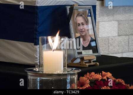 Jérusalem, Israël. 5 juin, 2019. La première dame d'Israël Nechama Rivlin, épouse du Président Reuven Rivlin, réside dans l'Etat au Théâtre de Jérusalem que le public paie un dernier hommage à une femme très aimée et respectée. Rivlin est décédé à l'âge de 73 ans après avoir combattu avec une maladie respiratoire depuis des années et l'objet d'une transplantation pulmonaire en mars 2019. Rivlin sera enterré dans le carré des leaders de la Nation de parcelle à Mt. Cimetière de Herzl à Jérusalem. Credit : Alon Nir/Alamy Live News. Banque D'Images