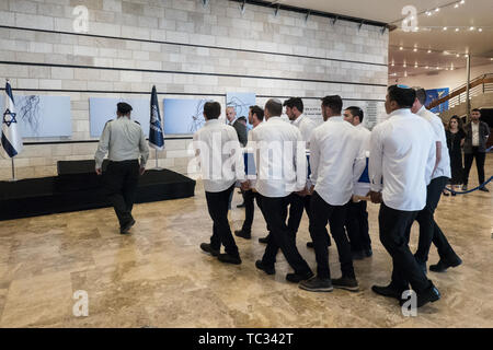 Jérusalem, Israël. 5 juin, 2019. La première dame d'Israël Nechama Rivlin, épouse du Président Reuven Rivlin, réside dans l'Etat au Théâtre de Jérusalem que le public paie un dernier hommage à une femme très aimée et respectée. Rivlin est décédé à l'âge de 73 ans après avoir combattu avec une maladie respiratoire depuis des années et l'objet d'une transplantation pulmonaire en mars 2019. Rivlin sera enterré dans le carré des leaders de la Nation de parcelle à Mt. Cimetière de Herzl à Jérusalem. Credit : Alon Nir/Alamy Live News. Banque D'Images