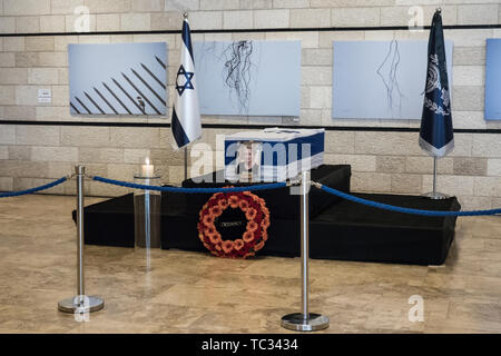 Jérusalem, Israël. 5 juin, 2019. La première dame d'Israël Nechama Rivlin, épouse du Président Reuven Rivlin, réside dans l'Etat au Théâtre de Jérusalem que le public paie un dernier hommage à une femme très aimée et respectée. Rivlin est décédé à l'âge de 73 ans après avoir combattu avec une maladie respiratoire depuis des années et l'objet d'une transplantation pulmonaire en mars 2019. Rivlin sera enterré dans le carré des leaders de la Nation de parcelle à Mt. Cimetière de Herzl à Jérusalem. Credit : Alon Nir/Alamy Live News. Banque D'Images