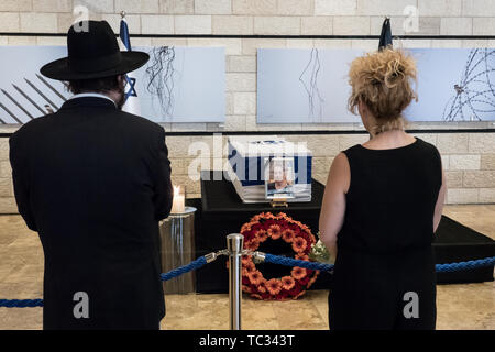 Jérusalem, Israël. 5 juin, 2019. La première dame d'Israël Nechama Rivlin, épouse du Président Reuven Rivlin, réside dans l'Etat au Théâtre de Jérusalem que le public paie un dernier hommage à une femme très aimée et respectée. Rivlin est décédé à l'âge de 73 ans après avoir combattu avec une maladie respiratoire depuis des années et l'objet d'une transplantation pulmonaire en mars 2019. Rivlin sera enterré dans le carré des leaders de la Nation de parcelle à Mt. Cimetière de Herzl à Jérusalem. Credit : Alon Nir/Alamy Live News. Banque D'Images