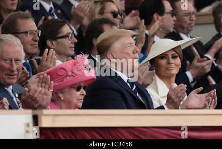 Portsmouth, Royaume-Uni. Le 05 juin, 2019. Les Britanniques le Prince Charles, prince de Galles, (l-r) La reine Elizabeth II de Grande-Bretagne, Donald Trump, Président de l'USA, son épouse Melania, Première Dame de la France, prendre part à la cérémonie de commémoration à Portsmouth sur le 75e anniversaire du Jour J, le débarquement des Alliés en Normandie pendant la Seconde Guerre mondiale. Credit : Kay Nietfeld/dpa/Alamy Live News Banque D'Images