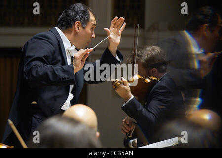 Prague, République tchèque. 04 Juin, 2019. Fédération Française chef principal de l'Orchestre National du Capitole de Toulouse Tugan Sokhiev, gauche, et un incroyable violoniste français Renaud CAPUCON, droite, effectuer pendant le concert de clôture du 74e festival international de musique le Printemps de Prague à Prague, République tchèque, le 4 juin 2019. Le programme du festival a offert environ 50 concerts. Le taux moyen de participation était de 90 pour cent, alors qu'environ 30 événements ont été vendus. Photo : CTK Michaela Rihova/Photo/Alamy Live News Banque D'Images