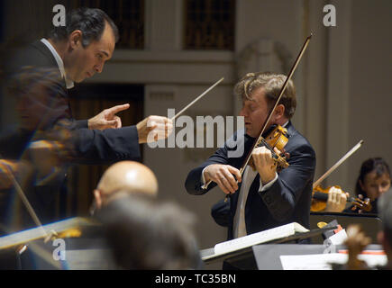 Prague, République tchèque. 04 Juin, 2019. Fédération Française chef principal de l'Orchestre National du Capitole de Toulouse Tugan Sokhiev, gauche, et un incroyable violoniste français Renaud CAPUCON, droite, effectuer pendant le concert de clôture du 74e festival international de musique le Printemps de Prague à Prague, République tchèque, le 4 juin 2019. Le programme du festival a offert environ 50 concerts. Le taux moyen de participation était de 90 pour cent, alors qu'environ 30 événements ont été vendus. Photo : CTK Michaela Rihova/Photo/Alamy Live News Banque D'Images