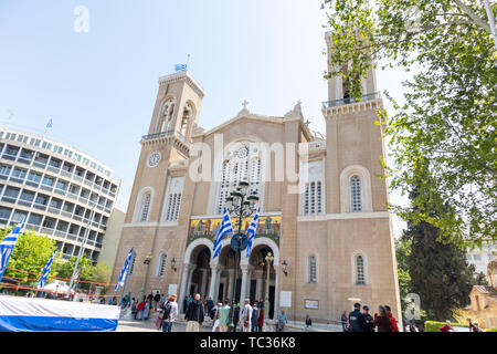 Le 28 avril 2019. Athènes, Grèce. Mitropoli, cathédrale orthodoxe grecque. Les gens visiter et admirer une journée de célébration du bâtiment historique de Panagia Annunc Banque D'Images
