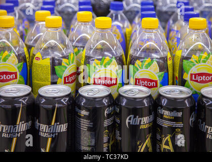 Kaliningrad, Russie - le 25 août 2018 : l'écart de supermarché avec des boissons non alcoolisées. Banque D'Images