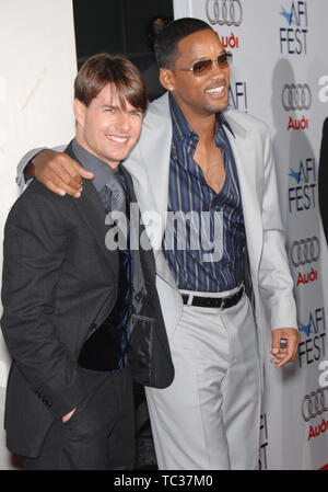 LOS ANGELES, CA. 02 novembre 2007 : Tom Cruise et Will Smith à l'AFI Fest 2007 Soirée d'ouverture du gala du nouveau film de croisière "Lions for Lambs" au Cinerama Dome, Hollywood. © 2007 Paul Smith / Featureflash Banque D'Images