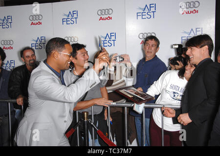 LOS ANGELES, CA. 02 novembre 2007 : Tom Cruise et Will Smith à l'AFI Fest 2007 Soirée d'ouverture du gala du nouveau film de croisière "Lions for Lambs" au Cinerama Dome, Hollywood. © 2007 Paul Smith / Featureflash Banque D'Images