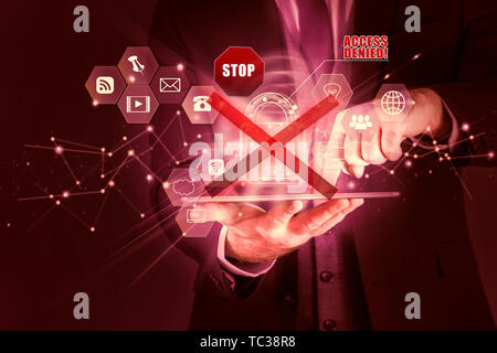 L'homme d'affaires fixe informations personnelles sur tablet, la protection des données privacy concept, accès refusé Banque D'Images