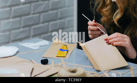 Femme d'intérieur, décorateur professionnel travaillant avec le papier kraft Banque D'Images