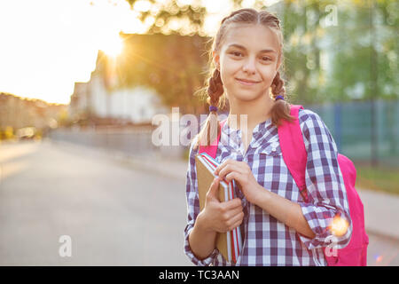 Portrait de jeune fille avec les rayons du soleil Banque D'Images