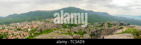 Vue panoramique du massif et formations ville à Belogradchik Rocks dans les régions rurales de la Bulgarie. Banque D'Images