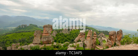 Vue panoramique du massif de roches formations Belogradchik forteresse en milieu rural en Bulgarie. Banque D'Images