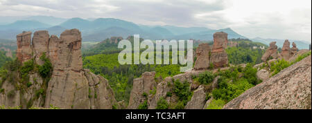 Vue panoramique du massif de formations de roches dans les régions rurales de Bulgarie Belogradchik. Banque D'Images