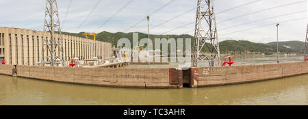 Fer à Repasser Gat Centrale hydroélectrique dans la porte de fer gorges sur le Danube entre la Serbie et la Roumanie. Banque D'Images