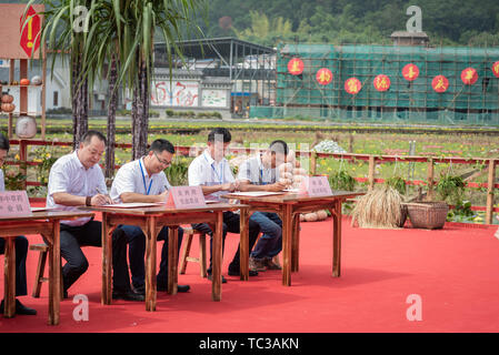 23 septembre 2018 Cérémonie d'ouverture de la première fête des récoltes des agriculteurs chinois Lianxi Conference Hall, comté de Wengyuan, Shaoguan City Banque D'Images