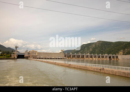 Fer à Repasser Gat Centrale hydroélectrique dans la porte de fer gorges sur le Danube entre la Serbie et la Roumanie. Banque D'Images