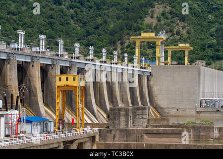 Fer à Repasser Gat Centrale hydroélectrique dans la porte de fer gorges sur le Danube entre la Serbie et la Roumanie. Banque D'Images