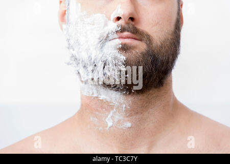 Avec la moitié de l'homme en face de la mousse Banque D'Images