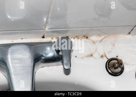 Salle de bains la saleté et la moisissure sur les joints et les carreaux derrière pre Banque D'Images