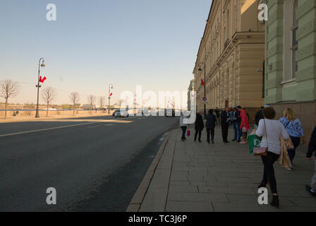 Marcher le long de Admiralteyskiy pr-D du métro pour le Musée de l'Ermitage à Saint-Pétersbourg, Russie Banque D'Images