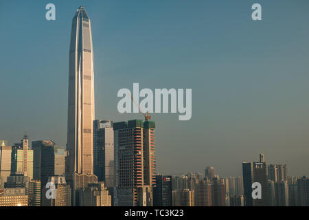 Le complexe de la CDB à Futian District, Shenzhen, Chine, est le plus spectaculaire de la construction d'une requête Ping Ping (Centre financier) dans un immeuble de grande hauteur. Sous le soleil couchant et le coucher du soleil, ces gratte-ciel sont des monuments de la ville. Le complexe de la CDB à Futian District, Shenzhen, Chine, est le plus spectaculaire de la Chine un Ping Ping (construction d'un centre financier), le plus haut bâtiment de Chine. Ces gratte-ciel sont les monuments de la ville au coucher du soleil. Banque D'Images